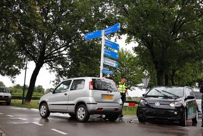 Auto's kunnen niet verder na botsing op kruising in Beugen