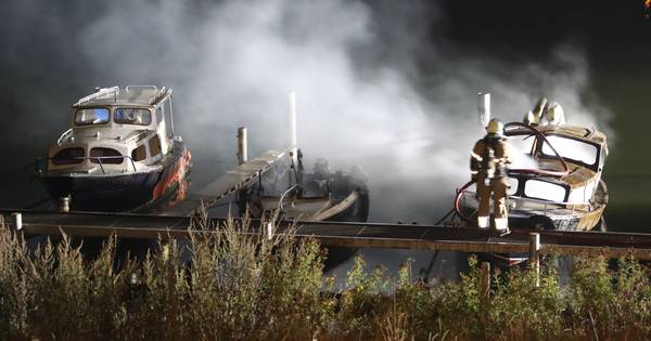 Drie boten verwoest door brand op jachthaven in Oijen - BD.nl