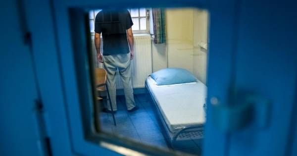 'Veel gedetineerden blijven in de cel crimineel actief' - BD.nl