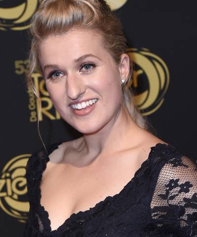 Jarige Britt zit op tafel en K3 toont nieuwe samenstelling