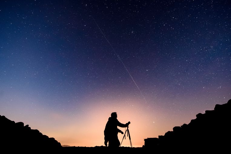 Een streep Starlink-satellieten zichtbaar in de lucht nabij Salgotarjan, Hongarije (beeld van gisteren). De satellieten vliegen straks met honderden tot duizenden in gecoördineerde groepjes rond de aarde. 