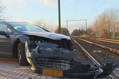 Trein ramt auto bij overgang Renswoude, vrouw met kind springt er net op tijd uit