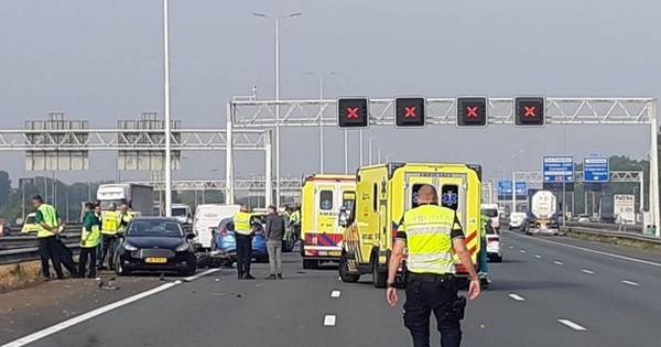 Motorrijder uit Arnhem overlijdt bij botsing door tollende auto op A15.
