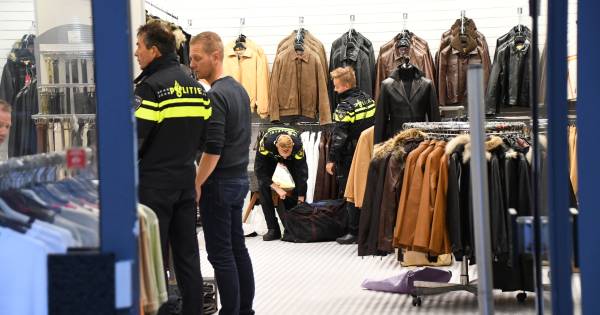 Aanhoudingen in Vlissingen voor witwassen en fraude, ook onderzoek in winkel #zuyhm Kom d`r maar in Bennie. #zuhm .