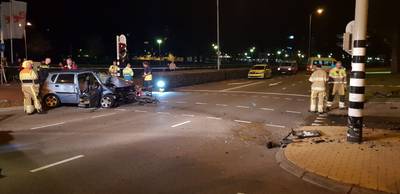 Auto rijdt vol tegen verkeerslicht in Nijmegen, twee zwaargewonden