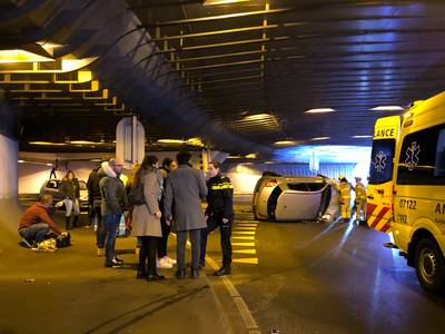 Opnieuw ongeluk in Willemstunnel in centrum Arnhem: bestuurder gewond naar ziekenhuis