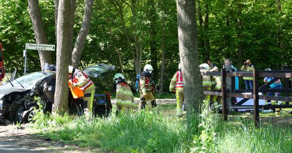 Brandweer bevrijdt gewonde vrouw uit auto na ongeval in Dedemsvaart.