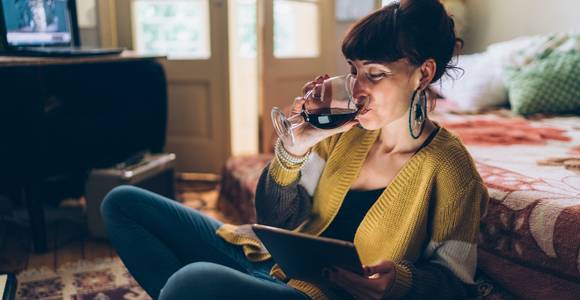 Van ‘quarantwijnen’ naar een drankprobleem(pje)? “Alcohol is dit jaar onze teddybeer. Maar het is ook een wolf in schaapskleren”