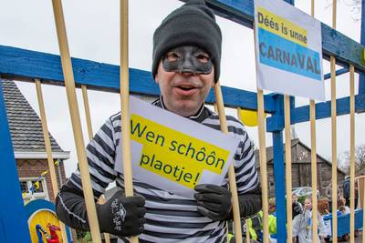 De jeugd maakt de optocht in Biest-Houtakker