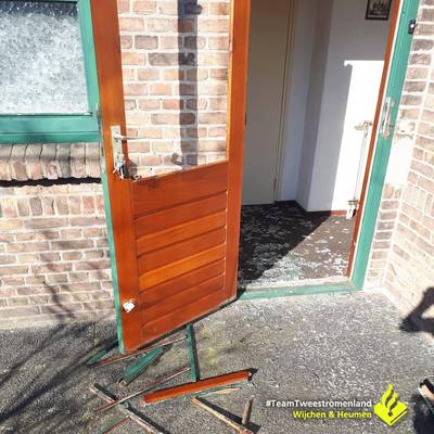Politie vindt gevallen oudere bewoner na inslaan ruitje van woning in Alverna