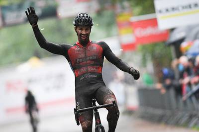 Laurens Sweeck voor vierde jaar op rij sterkste in Pelt, Alvarado wint bij vrouwen