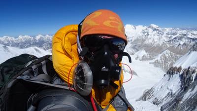 Klimmer Wilco Dekker pleit voor strengere selectie op te drukke Mount Everest: ‘Dit is onverantwoord’