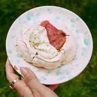 Zomers dessert: meringue met pecannoten, vanilleroom & gestoofde rabarber
