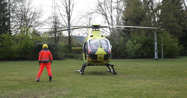 Man en kind gewond bij barbecue-ongeluk: politie moet omstanders wijzen op 1,5 meter afstand.