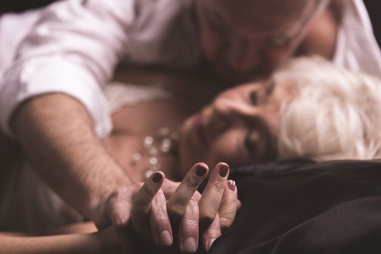 Het is onzin om te denken dat het seksleven stopt op pensioengerechtigde leeftijd. Maar toch wordt er zelden over gepraat, zo zien seksuologen. “Het taboe is vaak groot. En toch: vrouwen boven de zestig hebben alles op een rij, kennen hun lichaam, nemen de tijd om te genieten. Die worden op handen gedragen door hun man.” 
