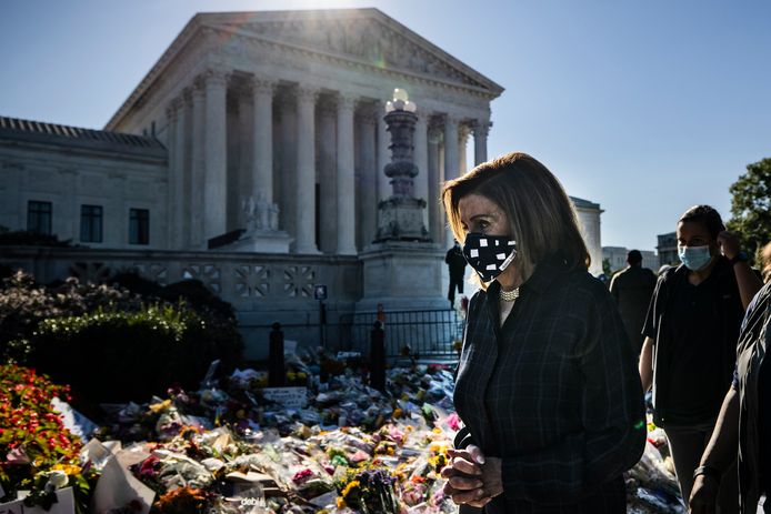 Rouwende mensen bij het hooggerechtshof. Ook Nancy Pelosi, voorzitter van het Huis van Afgevaardigden, betoont eer.