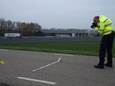 De politie doet onderzoek na een ongeval op de Burensestraat in Kapel-Avezaath.
