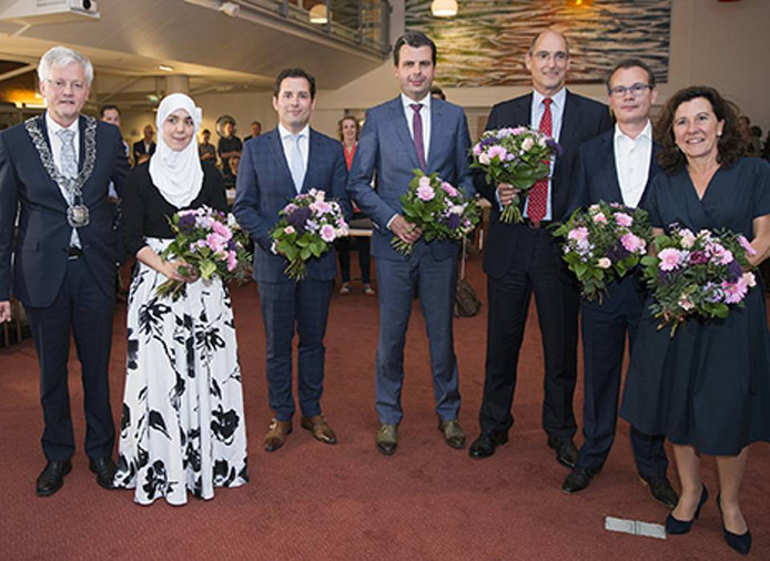 Het in juni 2018 geïnstalleerde Tilburgse college van B en W, met links burgemeester Weterings en naast hem Esmah Lahlah.