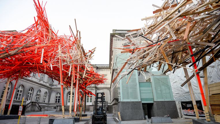 Voetgangers mogen niet meer onder kunstwerk Arne Quinze ...