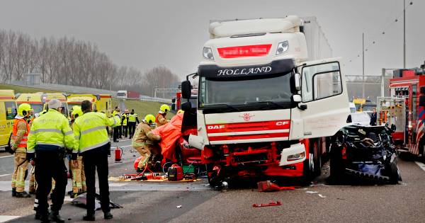 Tijdens het rijden met een #vrachtwagen Whatsappen en een dodelijk ongeval veroorzaken en ook nog ontkennen levert je een eis van 9 maanden cel op... #trotsopvervoer #transport #chauffeurs .