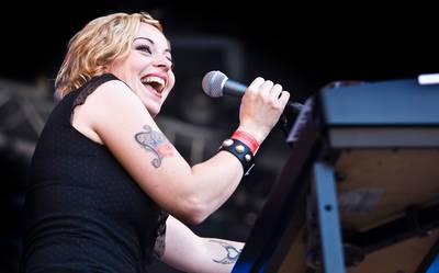 Niezende fan  in Musis bezorgt zangeres Anneke van Giersbergen slappe lach en verpest toegift: 'Ik spreek jou nog wel!’