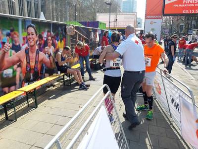LIVE: Warmte breekt lopers op, ambulances hebben het druk
