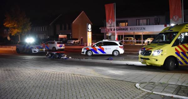 Scooter botst frontaal op politie na achtervolging in Almelo.