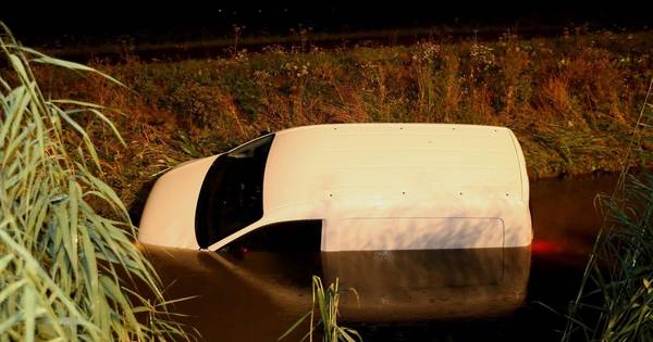 Auto te water langs A2 bij Bruchem, bestuurder spoorloos - BD.nl