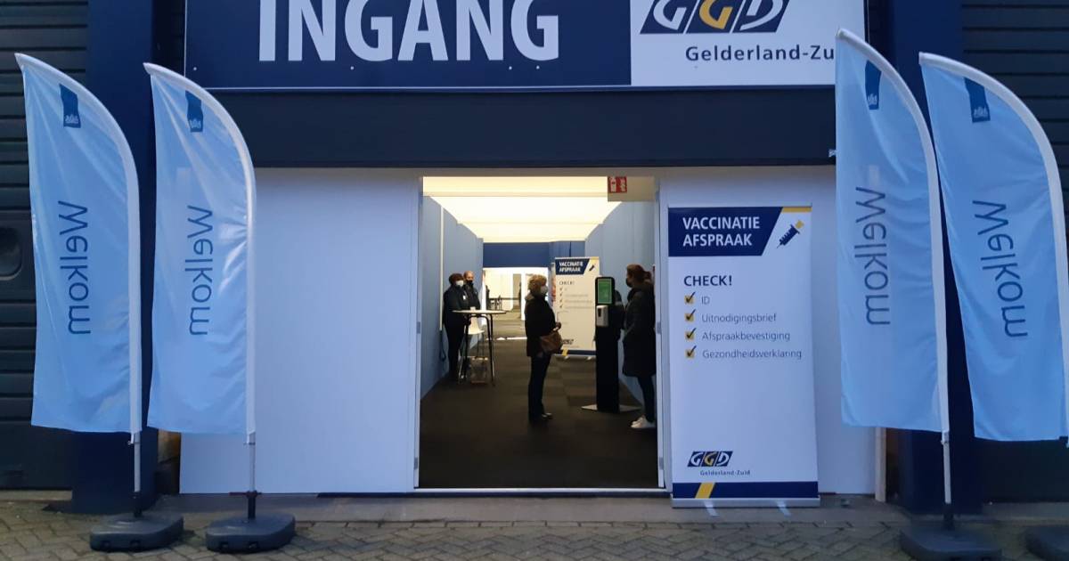 Met politie-escorte kwam het vaccin eindelijk aan in Wijchen: prikken maar!.