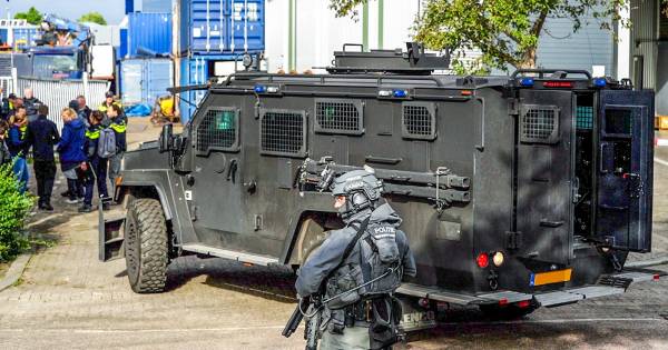 Arrestatieteam doet inval op bedrijventerrein Ridderkerk.