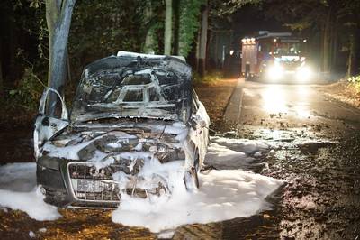 Auto brandt uit in buitengebied bij Overasselt