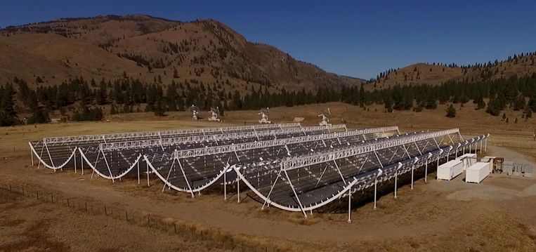 CHIME bevindt zich in Okanagan Valley en bestaat uit vier semi-cilindrische antennes. Die scannen elke dag de volledige noordelijk hemel.