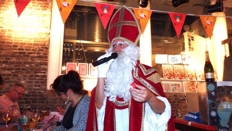 Feestje Van De Dag Sint Neemt Een Dame Op Schoot Het Parool