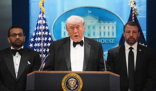 Trump spreekt pers toe na schietpartij bij Correspondents’ Dinner: ‘Geen veilig gebouw’