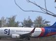 Een Boeing 737-500 van Sriwijaya Air voor het opstijgen van de luchthaven van Jakarta.