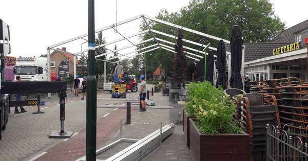 Feesttent midden op de weg om kermis Vinkel nieuw leven in te blazen