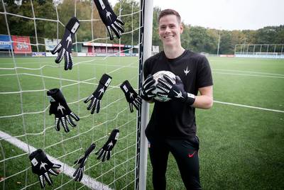 Zeeuwse doelman ontwerpt en maakt zijn eigen keepershandschoenen