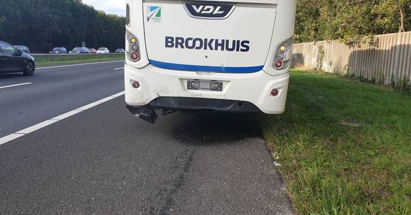 Flinke vertraging op A35 na ongeluk met touringcar.