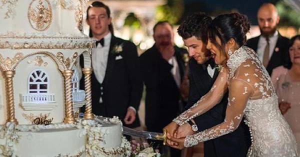 L Immense Gateau De Mariage De Nick Jonas Et Priyanka Chopra