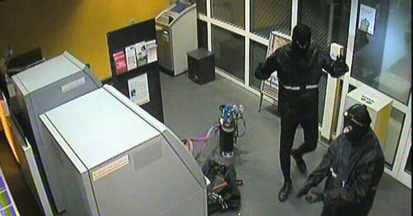 Oké en wat gaan we hier aan doen? Waarschijnlijk niets zolang ze het geroofde geld maar in Nederland uitgeven.