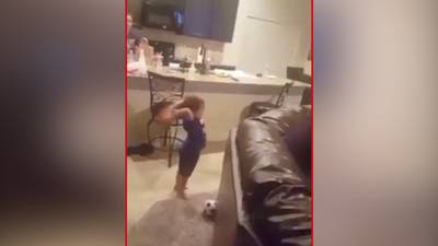 Basketballende peuter (2) gooit bal na bal raak