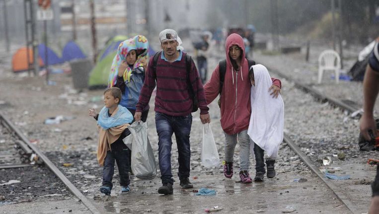 Nieuws & Achtergrond Verregend op de grens met Macedonië - Volkskrant