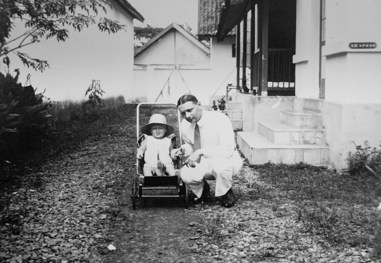 Jenderal Simon Hendrik Spur bersama putranya Andre Simon Spur Bandung, 1932. Foto oleh Susan Lim