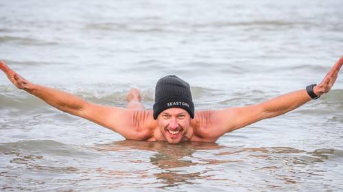 Bruno (47) raakte op een haar na verlamd, maar zwemt nu in ijskoud water voor goede doel