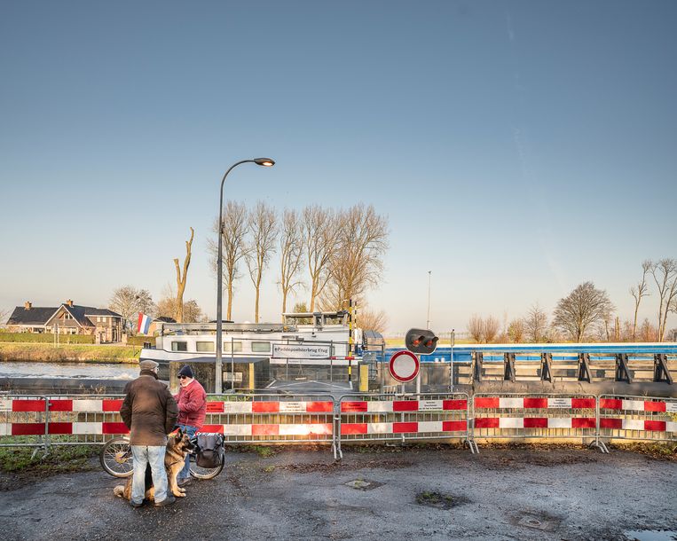 Gebruikers van de Paddepoelsterbrug zijn het wachten zat: 'Het voelt alsof ze gewoon van die brug af