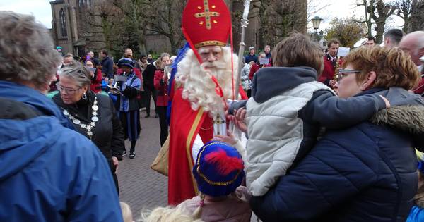 Mantels en mijters waaien door de lucht bij intocht in Esch