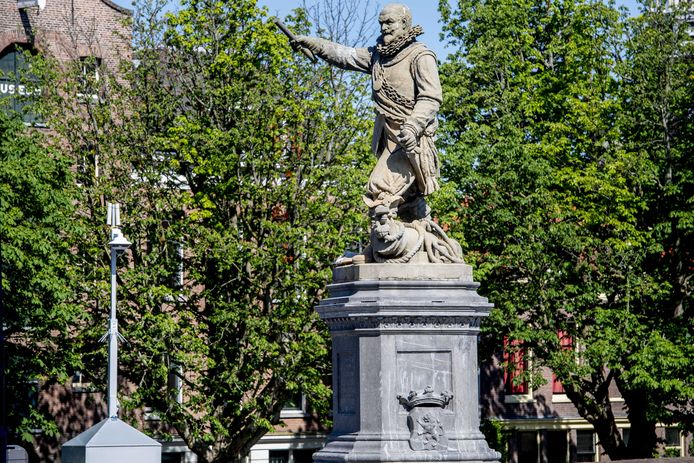 2020-06-13 10:32:19 ROTTERDAM - Het standbeeld van Piet Hein in Rotterdam-Delfshaven wordt beveiligd met een politiecamera, nadat het was beklad en besmeurd. Over de hele wereld worden standbeelden van omstreden personen omver getrokken uit protest tegen racisme. ANP ROBIN UTRECHT