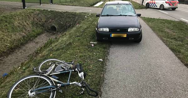 Fietser zwaargewond bij aanrijding met auto in Velddriel, traumahelikopter geland - BD.nl