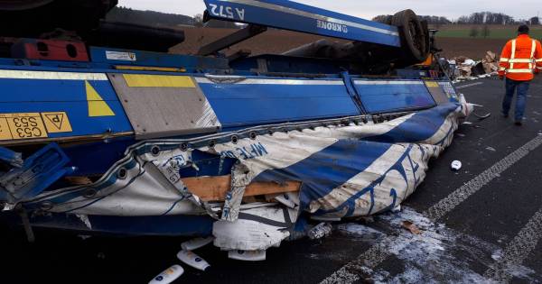 Puinhoop op de weg na inhaalactie in Zeddam, politie zijn op zoek naar de bestuurder van deze witte Volvo S60 en zoeken wij getuigen van deze inhaalactie.