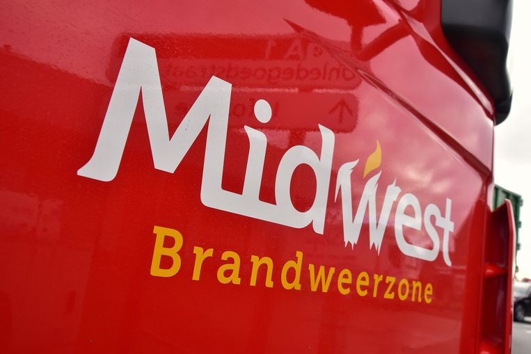 De brandweer van de zone Midwest, post Tielt, snelde ter plaatse. Het kreeg de hulp van het dierenredteam van de zone Westhoek.